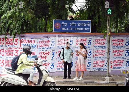 Neu-Delhi, Indien. September 2025. NEW DELHI, INDIEN - 14. SEPTEMBER: Plakate auf der Mauer der Demokratie des Campus während des Wahlkampfes für die DUSU-Wahl am 14. September 2025 in Neu-Delhi, Indien. (Foto: Sanjeev Verma/Hindustan Times/SIPA USA) Credit: SIPA USA/Alamy Live News Stockfoto