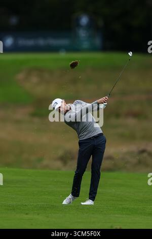 Wentworth Club, London, Großbritannien. September 2025. Die Finale Runde der BMW PGA Championship; Laurie Canter aus England trifft auf das 17. Loch Credit: Action Plus Sports/Alamy Live News Stockfoto