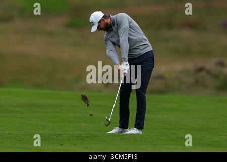 Wentworth Club, London, Großbritannien. September 2025. Die Finale Runde der BMW PGA Championship; Laurie Canter aus England trifft auf das 17. Loch Credit: Action Plus Sports/Alamy Live News Stockfoto
