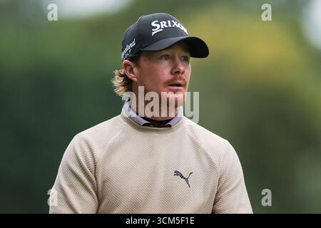 Wentworth Club, London, Großbritannien. September 2025. Die Finalrunde der BMW PGA Championship; Sean Crocker aus den Vereinigten Staaten geht zur 17. Green Credit: Action Plus Sports/Alamy Live News Stockfoto