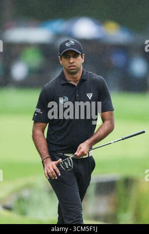 Wentworth Club, London, Großbritannien. September 2025. Die Finale Runde der BMW PGA Championship; Aaron Rai aus England geht auf die 18. Grüne Credit: Action Plus Sports/Alamy Live News Stockfoto
