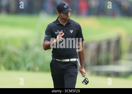 Wentworth Club, London, Großbritannien. September 2025. Die Finale Runde der BMW PGA Championship; Aaron Rai aus England reagiert auf die Fans auf die 18. Green Credit: Action Plus Sports/Alamy Live News Stockfoto