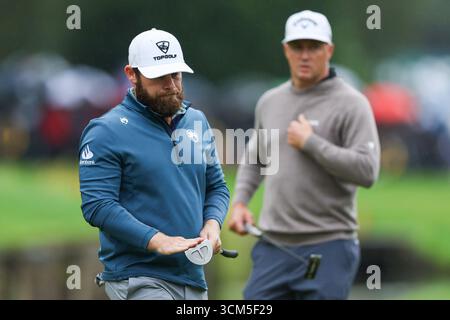 Wentworth Club, London, Großbritannien. September 2025. Die Finale Runde der BMW PGA Championship; Tyrrell Hatton aus England geht auf die 18. Grüne Credit: Action Plus Sports/Alamy Live News Stockfoto