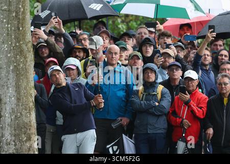 Wentworth Club, London, Großbritannien. September 2025. In der Finalrunde der BMW PGA Championship spielt Adrien Saddier aus Frankreich einen Schuss ins 18. Loch Credit: Action Plus Sports/Alamy Live News Stockfoto
