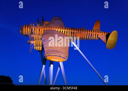 On Freedom's Wings ist eine Skulptur von Lancaster Bomber in Norton Disney in Lincolnshire, die vom Bomber County Gateway Trust geschaffen wurde Stockfoto