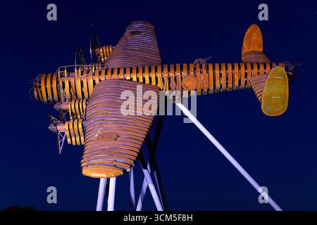 On Freedom's Wings ist eine Skulptur von Lancaster Bomber in Norton Disney in Lincolnshire, die vom Bomber County Gateway Trust geschaffen wurde Stockfoto