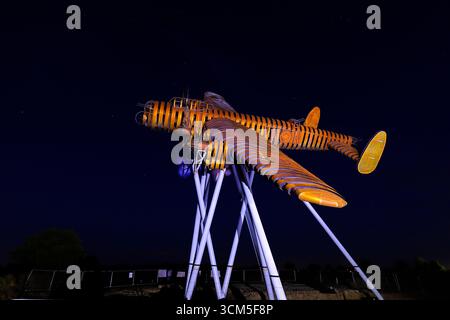 On Freedom's Wings ist eine Skulptur von Lancaster Bomber in Norton Disney in Lincolnshire, die vom Bomber County Gateway Trust geschaffen wurde Stockfoto