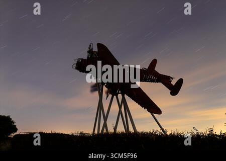 On Freedom's Wings ist eine Skulptur von Lancaster Bomber in Norton Disney in Lincolnshire, die vom Bomber County Gateway Trust geschaffen wurde Stockfoto