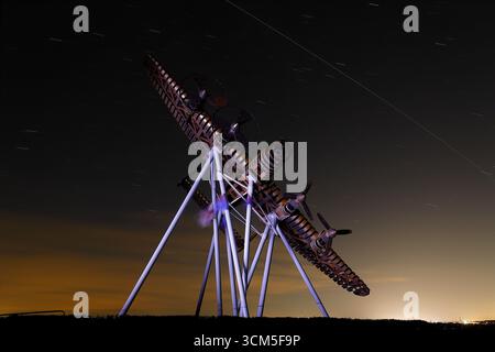 On Freedom's Wings ist eine Skulptur von Lancaster Bomber in Norton Disney in Lincolnshire, die vom Bomber County Gateway Trust geschaffen wurde Stockfoto