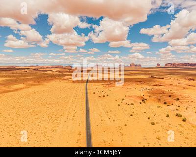 Lange Straße durch das Monument Valley, Arizona, USA Stockfoto