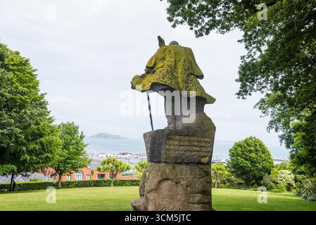 Steinstatue von Victor Hugo (von Jean Boucher), errichtet 1914 in den Candie Gardens in St Peter Port, Guernsey Island, Bailiwick of Guernsey, United Stockfoto
