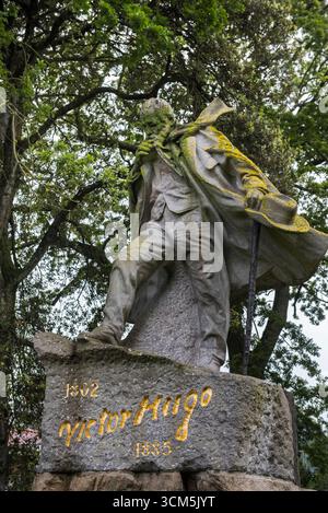 Steinstatue von Victor Hugo (von Jean Boucher), errichtet 1914 in den Candie Gardens in St Peter Port, Guernsey Island, Bailiwick of Guernsey, United Stockfoto