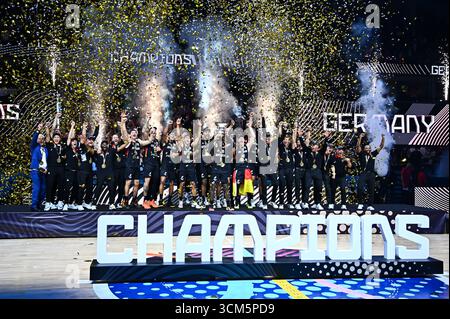 Riga, Riga, Lettland. September 2025. 17 DENNIS SCHRODER aus Deutschland hebt die Trophäe während der FIBA EuroBasket 2025 Medaillenzeremonie am 14. September 2025 in der Xiaomi Arena in Riga, Lettland. (Kreditbild: © Stefanos Kyriazis/ZUMA Press Wire) NUR REDAKTIONELLE VERWENDUNG! Nicht für kommerzielle ZWECKE! Quelle: ZUMA Press, Inc./Alamy Live News Stockfoto