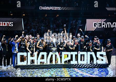 Riga, Riga, Lettland. September 2025. 17 DENNIS SCHRODER aus Deutschland hebt die Trophäe während der FIBA EuroBasket 2025 Medaillenzeremonie am 14. September 2025 in der Xiaomi Arena in Riga, Lettland. (Kreditbild: © Stefanos Kyriazis/ZUMA Press Wire) NUR REDAKTIONELLE VERWENDUNG! Nicht für kommerzielle ZWECKE! Quelle: ZUMA Press, Inc./Alamy Live News Stockfoto