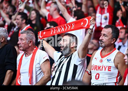 Riga, Riga, Lettland. September 2025. Türkische Fans haben Spaß beim FIBA EuroBasket 2025 Finale zwischen TÃ¼rkiye und Deutschland am 14. September 2025 in der Xiaomi Arena in Riga, Lettland. (Kreditbild: © Stefanos Kyriazis/ZUMA Press Wire) NUR REDAKTIONELLE VERWENDUNG! Nicht für kommerzielle ZWECKE! Quelle: ZUMA Press, Inc./Alamy Live News Stockfoto