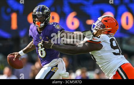 Baltimore, Usa. September 2025. Baltimore Ravens Quarterback Lamar Jackson (8) schüttelt den Cleveland Browns Defensive Tackle Maliek Collins (96) während eines ersten Down Pass auf Baltimore Ravens Wide Receiver Zay Flowers während des dritten Viertels der Ravens Heimeröffnung im M&T Bank Stadium in Baltimore, Maryland, am Sonntag, den 14. September 2025. Foto: David Tulis/UPI Credit: UPI/Alamy Live News Stockfoto