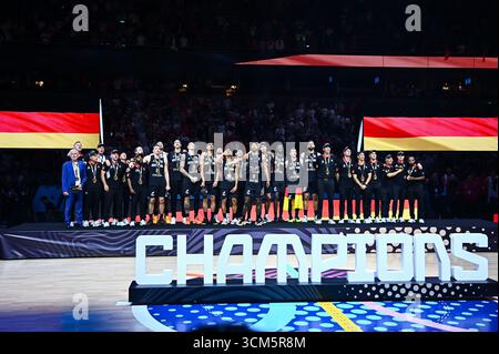 Riga, Riga, Lettland. September 2025. Spieler aus Deutschland heben die Trophäe während der FIBA EuroBasket 2025 Medaillenzeremonie am 14. September 2025 in der Xiaomi Arena in Riga, Lettland. (Kreditbild: © Stefanos Kyriazis/ZUMA Press Wire) NUR REDAKTIONELLE VERWENDUNG! Nicht für kommerzielle ZWECKE! Quelle: ZUMA Press, Inc./Alamy Live News Stockfoto