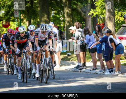 Montreal, Quebec, Kanada. September 2025. Während des heutigen Grand Prix Cycliste, einem prestigeträchtigen WorldTour-Event, das einige der besten Fahrer aus der ganzen Welt anzieht, rasen Radfahrer durch die Straßen von Montréal. Die Zuschauer säumten den Platz und jubelten, als das Feld durch anspruchsvolle Steigungen und rasante Sprints im Herzen der Stadt vorstieß. (Kreditbild: © Serkan Senturk/ZUMA Press Wire) NUR REDAKTIONELLE VERWENDUNG! Nicht für kommerzielle ZWECKE! Stockfoto