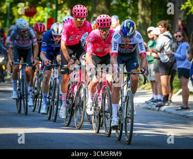 Montreal, Quebec, Kanada. September 2025. Während des heutigen Grand Prix Cycliste, einem prestigeträchtigen WorldTour-Event, das einige der besten Fahrer aus der ganzen Welt anzieht, rasen Radfahrer durch die Straßen von Montréal. Die Zuschauer säumten den Platz und jubelten, als das Feld durch anspruchsvolle Steigungen und rasante Sprints im Herzen der Stadt vorstieß. (Kreditbild: © Serkan Senturk/ZUMA Press Wire) NUR REDAKTIONELLE VERWENDUNG! Nicht für kommerzielle ZWECKE! Stockfoto