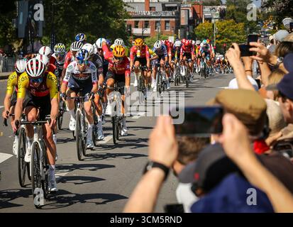 Montreal, Quebec, Kanada. September 2025. Während des heutigen Grand Prix Cycliste, einem prestigeträchtigen WorldTour-Event, das einige der besten Fahrer aus der ganzen Welt anzieht, rasen Radfahrer durch die Straßen von Montréal. Die Zuschauer säumten den Platz und jubelten, als das Feld durch anspruchsvolle Steigungen und rasante Sprints im Herzen der Stadt vorstieß. (Kreditbild: © Serkan Senturk/ZUMA Press Wire) NUR REDAKTIONELLE VERWENDUNG! Nicht für kommerzielle ZWECKE! Stockfoto