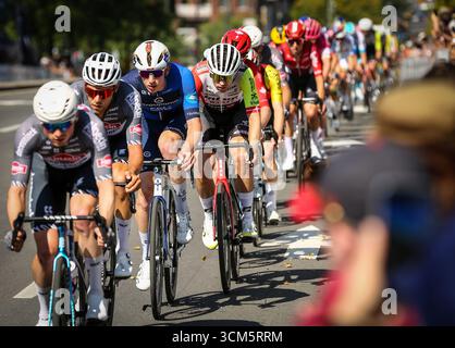 Montreal, Quebec, Kanada. September 2025. Während des heutigen Grand Prix Cycliste, einem prestigeträchtigen WorldTour-Event, das einige der besten Fahrer aus der ganzen Welt anzieht, rasen Radfahrer durch die Straßen von Montréal. Die Zuschauer säumten den Platz und jubelten, als das Feld durch anspruchsvolle Steigungen und rasante Sprints im Herzen der Stadt vorstieß. (Kreditbild: © Serkan Senturk/ZUMA Press Wire) NUR REDAKTIONELLE VERWENDUNG! Nicht für kommerzielle ZWECKE! Stockfoto