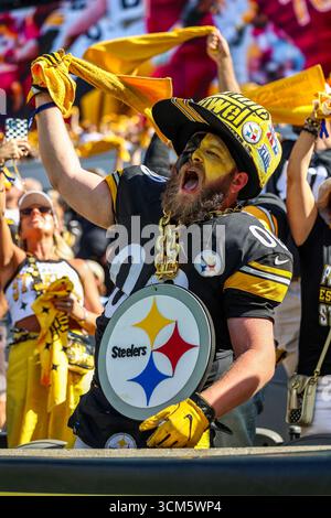 Pittsburgh, Pennsylvania, USA. September 2025. Ein Fan der Pittsburgh Steelers winkt das schreckliche Handtuch während des NFL-Fußballspiels zwischen den Pittsburgh Steelers und den Seattle Seahawks in Pittsburgh, Pennsylvania. (Kreditbild: © Brent Gudenschwager/ZUMA Press Wire) NUR REDAKTIONELLE VERWENDUNG! Nicht für kommerzielle ZWECKE! Quelle: ZUMA Press, Inc./Alamy Live News Stockfoto