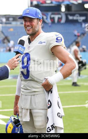 Nashville, USA. September 2025. Los Angeles Rams Quarterback Matthew Stafford (9) wird nach dem Spiel gegen die Tennessee Titans am 14. September 2025 im Nissan Stadium in Nashville, Tennessee, von den Medien interviewt. (Foto: Kindell Buchanan/SIPA USA) Credit: SIPA USA/Alamy Live News Stockfoto