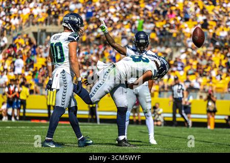 Pittsburgh, Pennsylvania, USA. September 2025. Seattle Seahawks Tight End AJ BARNER (88) spitzt den Ball nach einem Touchdown während des NFL-Fußballspiels zwischen den Pittsburgh Steelers und den Seattle Seahawks in Pittsburgh, Pennsylvania. (Kreditbild: © Brent Gudenschwager/ZUMA Press Wire) NUR REDAKTIONELLE VERWENDUNG! Nicht für kommerzielle ZWECKE! Quelle: ZUMA Press, Inc./Alamy Live News Stockfoto