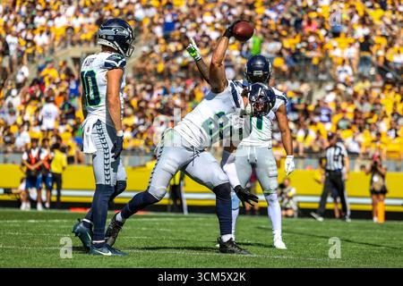 Pittsburgh, Pennsylvania, USA. September 2025. Seattle Seahawks Tight End AJ BARNER (88) spitzt den Ball nach einem Touchdown während des NFL-Fußballspiels zwischen den Pittsburgh Steelers und den Seattle Seahawks in Pittsburgh, Pennsylvania. (Kreditbild: © Brent Gudenschwager/ZUMA Press Wire) NUR REDAKTIONELLE VERWENDUNG! Nicht für kommerzielle ZWECKE! Quelle: ZUMA Press, Inc./Alamy Live News Stockfoto