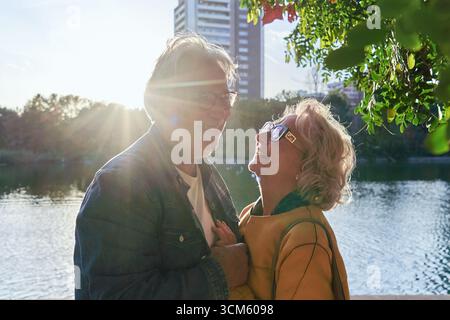 Glückliches Seniorenpaar genießt ein romantisches Date draußen an einem See in der Stadt. Stockfoto