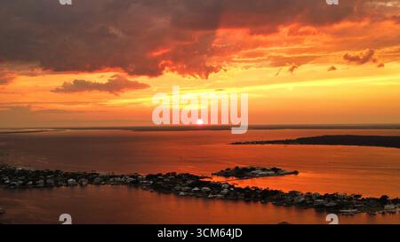 Ein Sonnenuntergang an den wunderschönen Stränden von Pensacola, Stockfoto