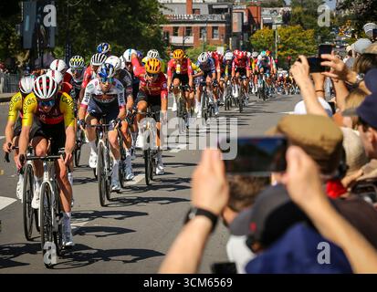 Montreal, Quebec, Kanada. September 2025. Während des heutigen Grand Prix Cycliste, einem prestigeträchtigen WorldTour-Event, das einige der besten Fahrer aus der ganzen Welt anzieht, rasen Radfahrer durch die Straßen von Montréal. Die Zuschauer säumten den Platz und jubelten, als das Feld durch anspruchsvolle Steigungen und rasante Sprints im Herzen der Stadt vorstieß. (Kreditbild: © Serkan Senturk/ZUMA Press Wire) NUR REDAKTIONELLE VERWENDUNG! Nicht für kommerzielle ZWECKE! Quelle: ZUMA Press, Inc./Alamy Live News Stockfoto
