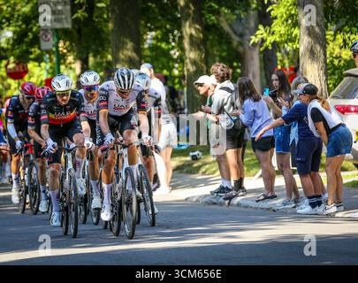 Montreal, Quebec, Kanada. September 2025. Während des heutigen Grand Prix Cycliste, einem prestigeträchtigen WorldTour-Event, das einige der besten Fahrer aus der ganzen Welt anzieht, rasen Radfahrer durch die Straßen von Montréal. Die Zuschauer säumten den Platz und jubelten, als das Feld durch anspruchsvolle Steigungen und rasante Sprints im Herzen der Stadt vorstieß. (Kreditbild: © Serkan Senturk/ZUMA Press Wire) NUR REDAKTIONELLE VERWENDUNG! Nicht für kommerzielle ZWECKE! Quelle: ZUMA Press, Inc./Alamy Live News Stockfoto
