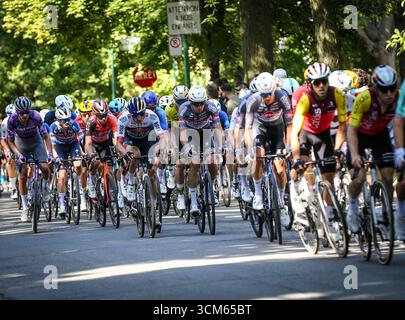 Montreal, Quebec, Kanada. September 2025. Während des heutigen Grand Prix Cycliste, einem prestigeträchtigen WorldTour-Event, das einige der besten Fahrer aus der ganzen Welt anzieht, rasen Radfahrer durch die Straßen von Montréal. Die Zuschauer säumten den Platz und jubelten, als das Feld durch anspruchsvolle Steigungen und rasante Sprints im Herzen der Stadt vorstieß. (Kreditbild: © Serkan Senturk/ZUMA Press Wire) NUR REDAKTIONELLE VERWENDUNG! Nicht für kommerzielle ZWECKE! Quelle: ZUMA Press, Inc./Alamy Live News Stockfoto