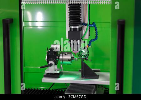 Laserbeschriftungs- und Graviermaschine für Industriefaser. Selektiver Fokus. Stockfoto