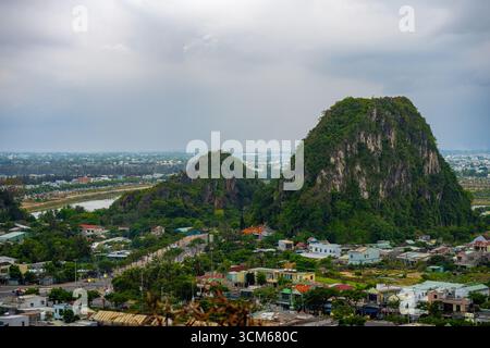 Panoramablick auf die Marmorberge in da Nang, Vietnam, mit Kalksteingipfeln, Höhlen und Tempeln mit Blick auf die Stadt. Stockfoto