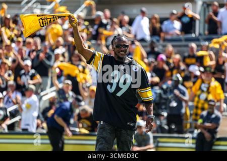 Pittsburgh, Pennsylvania, USA. September 2025. Der ehemalige Pittsburgh Steelers Running Back WILLIE PARKER winkt das schreckliche Handtuch vor dem NFL-Fußballspiel zwischen den Pittsburgh Steelers und den Seattle Seahawks in Pittsburgh, Pennsylvania. (Kreditbild: © Brent Gudenschwager/ZUMA Press Wire) NUR REDAKTIONELLE VERWENDUNG! Nicht für kommerzielle ZWECKE! Quelle: ZUMA Press, Inc./Alamy Live News Stockfoto
