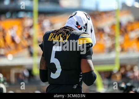 Pittsburgh, Pennsylvania, USA. September 2025. Pittsburgh Steelers Cornerback JALEN RAMSEY (5) verlässt das Feld vor dem NFL-Fußballspiel zwischen den Pittsburgh Steelers und den Seattle Seahawks in Pittsburgh, Pennsylvania. (Kreditbild: © Brent Gudenschwager/ZUMA Press Wire) NUR REDAKTIONELLE VERWENDUNG! Nicht für kommerzielle ZWECKE! Quelle: ZUMA Press, Inc./Alamy Live News Stockfoto