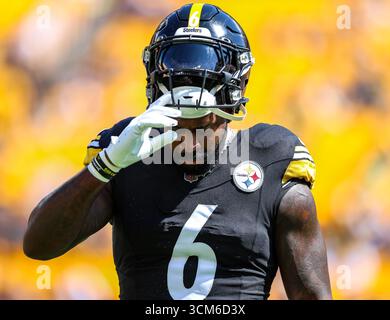 Pittsburgh, Pennsylvania, USA. September 2025. Pittsburgh Steelers Linebacker PATRICK QUEEN (6) vor dem NFL-Fußballspiel zwischen den Pittsburgh Steelers und den Seattle Seahawks in Pittsburgh, Pennsylvania. (Kreditbild: © Brent Gudenschwager/ZUMA Press Wire) NUR REDAKTIONELLE VERWENDUNG! Nicht für kommerzielle ZWECKE! Quelle: ZUMA Press, Inc./Alamy Live News Stockfoto