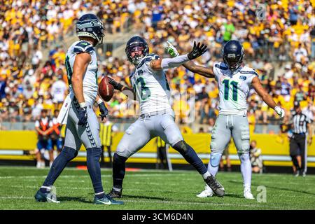 Pittsburgh, Pennsylvania, USA. September 2025. Seattle Seahawks Tight End AJ BARNER (88) spitzt den Ball, während er während des NFL-Fußballspiels zwischen den Pittsburgh Steelers und den Seattle Seahawks in Pittsburgh, Pennsylvania, einen Touchdown feiert. (Kreditbild: © Brent Gudenschwager/ZUMA Press Wire) NUR REDAKTIONELLE VERWENDUNG! Nicht für kommerzielle ZWECKE! Quelle: ZUMA Press, Inc./Alamy Live News Stockfoto
