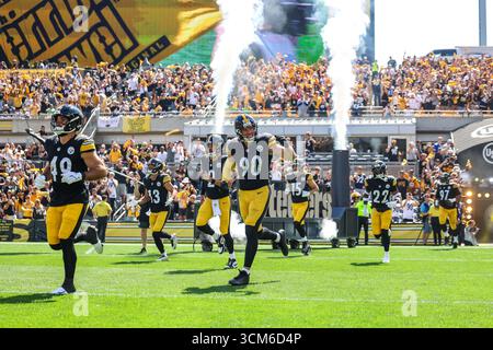 Pittsburgh, Pennsylvania, USA. September 2025. Der Pittsburgh Steelers Linebacker TJ WATT (90) läuft mit seinen Teamkollegen aus dem Tunnel, bevor das NFL-Fußballspiel zwischen den Pittsburgh Steelers und den Seattle Seahawks in Pittsburgh (Pennsylvania) stattfindet. (Kreditbild: © Brent Gudenschwager/ZUMA Press Wire) NUR REDAKTIONELLE VERWENDUNG! Nicht für kommerzielle ZWECKE! Quelle: ZUMA Press, Inc./Alamy Live News Stockfoto