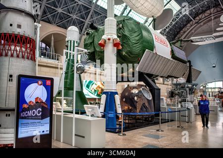 Abstiegsfahrzeug der Sojus-TMA-Raumsonde. Eigentlich einfach mit einem Modellinnenraum: Moskau, Russland - 19. Oktober 2022 Stockfoto