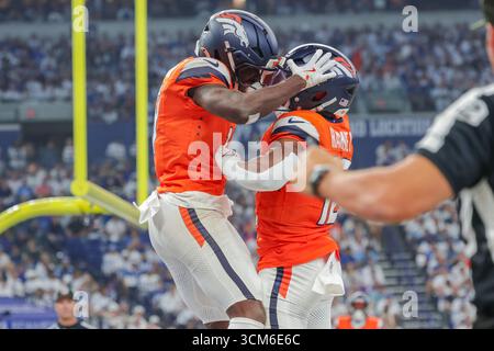 Indianapolis, Indiana, USA. September 2025. Die Denver Broncos Wide Receiver Marvin Mims Jr. (19) und Denver Broncos Running Back RJ Harvey (12) feiern nach einem Touchdown während des Spiels zwischen den Denver Broncos und den Indianapolis Colts im Lucas Oil Stadium in Indianapolis, Indiana. (Kreditbild: © Scott Stuart/ZUMA Press Wire) NUR REDAKTIONELLE VERWENDUNG! Nicht für kommerzielle ZWECKE! Quelle: ZUMA Press, Inc./Alamy Live News Stockfoto