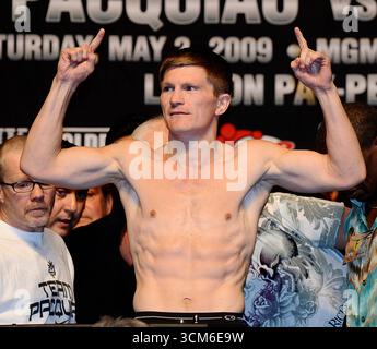 RICKY HATTON (* 6. Oktober 1978 bis 14. September 2025) war ein britischer Boxer, der zwischen 1997 und 2012 an Wettkämpfen teilnahm und später als Boxpromoter und -Trainer arbeitete. Während seiner Boxkarriere hielt er mehrere Weltmeisterschaften im Leichtweltergewicht und eine im Weltergewicht. Hatton starb am 14. September 2025 im Alter von 46 Jahren in seinem Haus in Greater Manchester. Er war offen über seinen Kampf mit Depressionen, Alkohol und Drogen. DATEIFOTO AUFGENOMMEN IM Mai 2009, Las Vegas, Nevada, USA: Der britische Boxer RICKY HATTON bereitet sich auf Manny Pacquiao vor. Quelle: ZUMA Press, Inc./Alamy Live Stockfoto