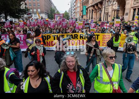 London, Großbritannien. September 2025. Frauen führen rund 5.000 Antirassisten an einem von Stand Up to Rassismus organisierten Marsch gegen den Faschismus als Gegenprotest gegen die Demonstration „Unite the Kingdom“ unter der Führung des rechtsextremen Aktivisten Tommy Robinson. Schätzungsweise 15.000 Menschen nahmen an dem Marsch gegen den Faschismus teil. Quelle: Mark Kerrison/Alamy Live News Stockfoto