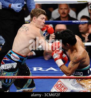 RICKY HATTON (* 6. Oktober 1978 bis 14. September 2025) war ein britischer Boxer, der zwischen 1997 und 2012 an Wettkämpfen teilnahm und später als Boxpromoter und -Trainer arbeitete. Während seiner Boxkarriere hielt er mehrere Weltmeisterschaften im Leichtweltergewicht und eine im Weltergewicht. Hatton starb am 14. September 2025 im Alter von 46 Jahren in seinem Haus in Greater Manchester. Er war offen über seinen Kampf mit Depressionen, Alkohol und Drogen. DATEIFOTO AUFGENOMMEN IM Mai 2009, Las Vegas, Nevada, USA: Der britische Boxer RICKY HATTON (links) nimmt Manny Pacquiao auf. Quelle: ZUMA Press, Inc./Alamy Live New Stockfoto