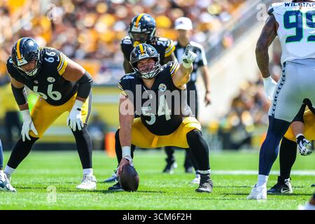 Pittsburgh, Pennsylvania, USA. September 2025. ZACH FRAZIER (54), das Zentrum der Pittsburgh Steelers, leitet die Teamkollegen vor dem SNAP während des NFL-Fußballspiels zwischen den Pittsburgh Steelers und den Seattle Seahawks in Pittsburgh, Pennsylvania. (Kreditbild: © Brent Gudenschwager/ZUMA Press Wire) NUR REDAKTIONELLE VERWENDUNG! Nicht für kommerzielle ZWECKE! Quelle: ZUMA Press, Inc./Alamy Live News Stockfoto