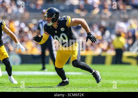 Pittsburgh, Pennsylvania, USA. September 2025. Pittsburgh Steelers Linebacker TJ WATT (90) stürzt den Quarterback während des NFL-Fußballspiels zwischen den Pittsburgh Steelers und den Seattle Seahawks in Pittsburgh, Pennsylvania. (Kreditbild: © Brent Gudenschwager/ZUMA Press Wire) NUR REDAKTIONELLE VERWENDUNG! Nicht für kommerzielle ZWECKE! Quelle: ZUMA Press, Inc./Alamy Live News Stockfoto