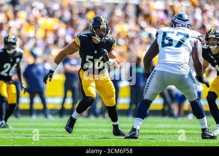 Pittsburgh, Pennsylvania, USA. September 2025. Der Pittsburgh Steelers Linebacker ALEX HIGHSMITH (56) stürzt den Quarterback während des NFL-Fußballspiels zwischen den Pittsburgh Steelers und den Seattle Seahawks in Pittsburgh, Pennsylvania. (Kreditbild: © Brent Gudenschwager/ZUMA Press Wire) NUR REDAKTIONELLE VERWENDUNG! Nicht für kommerzielle ZWECKE! Quelle: ZUMA Press, Inc./Alamy Live News Stockfoto