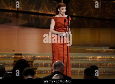 Los Angeles, Usa. September 2025. Britt Lower nimmt die herausragende Hauptdarstellerin in A Drama Series Award für „Severance“ auf der Bühne der 77. Jährlichen Primetime Emmy Awards im Peacock Theater in Los Angeles am Sonntag, den 14. September 2025. Foto: Jim Ruymen/UPI Credit: UPI/Alamy Live News Stockfoto